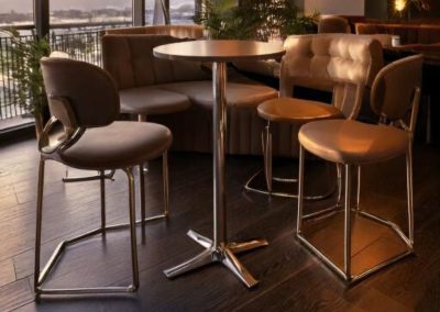 tavolino alto in alluminio per area lounge con luci soffuse