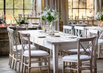 tavolo in legno stile shabby con sedie cross
