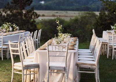 tavolo in legno stile shabby con sedie chiavarine