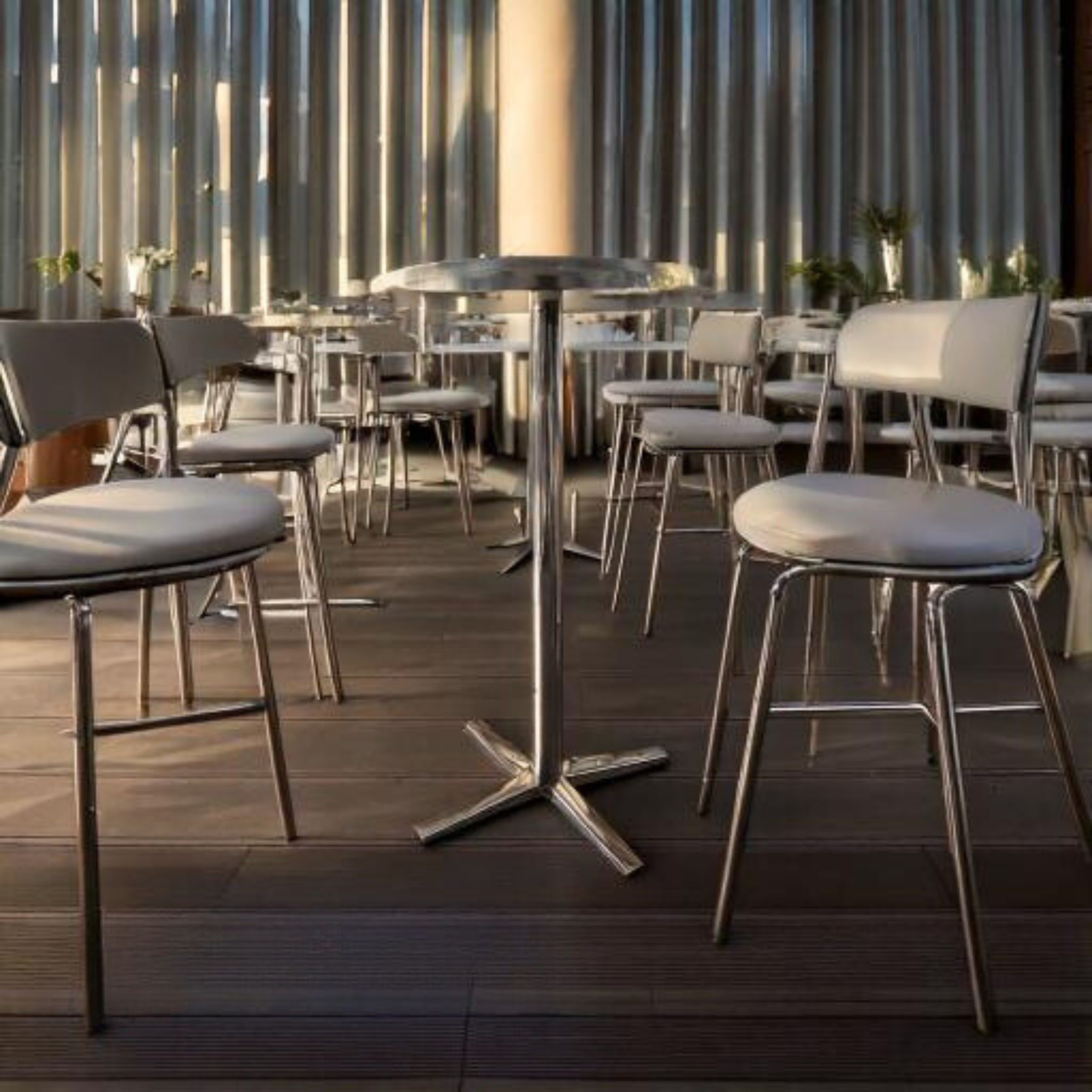tavolino alto in alluminio per area lounge